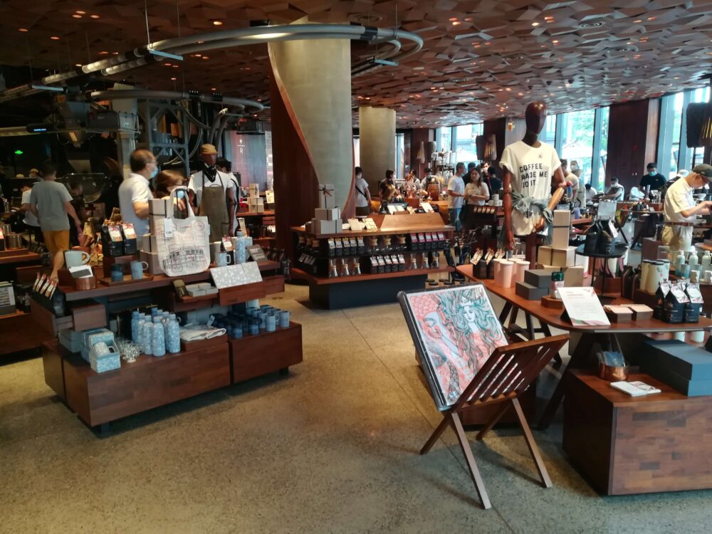 スターバックス(スターバックス ・リザーブ・ロースタリー・ シャンハイ)のお土産売り場の様子の写真