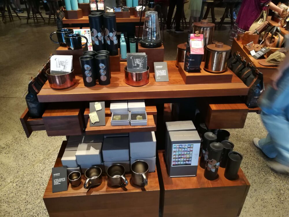スターバックス(スターバックス ・リザーブ・ロースタリー・ シャンハイ)のお土産売り場に陳列されたタンブラーやマグカップの写真