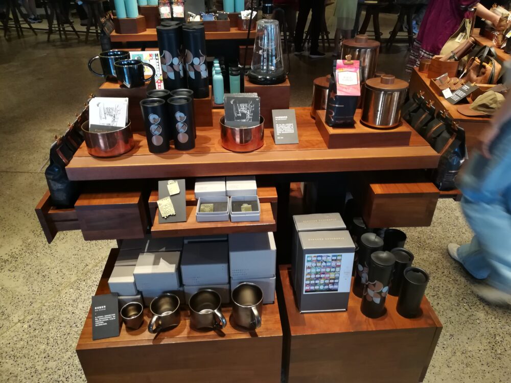 スターバックス(スターバックス ・リザーブ・ロースタリー・ シャンハイ)のお土産売り場に陳列されたタンブラーやマグカップの写真