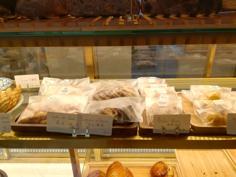28aoutの店内ショーケースに並んでいる焼き菓子の写真