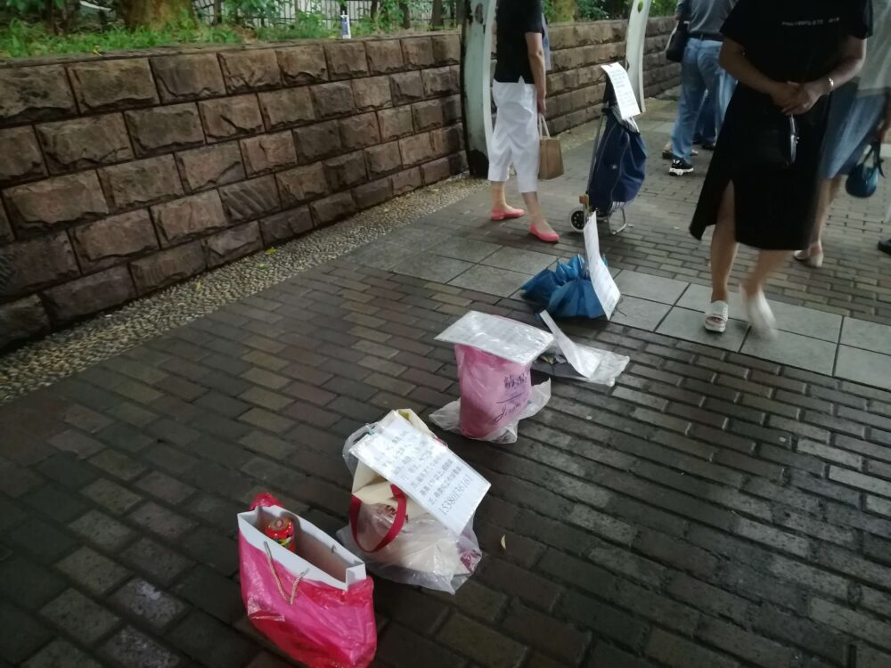 上海の人民公園で求婚活動している様子の写真①