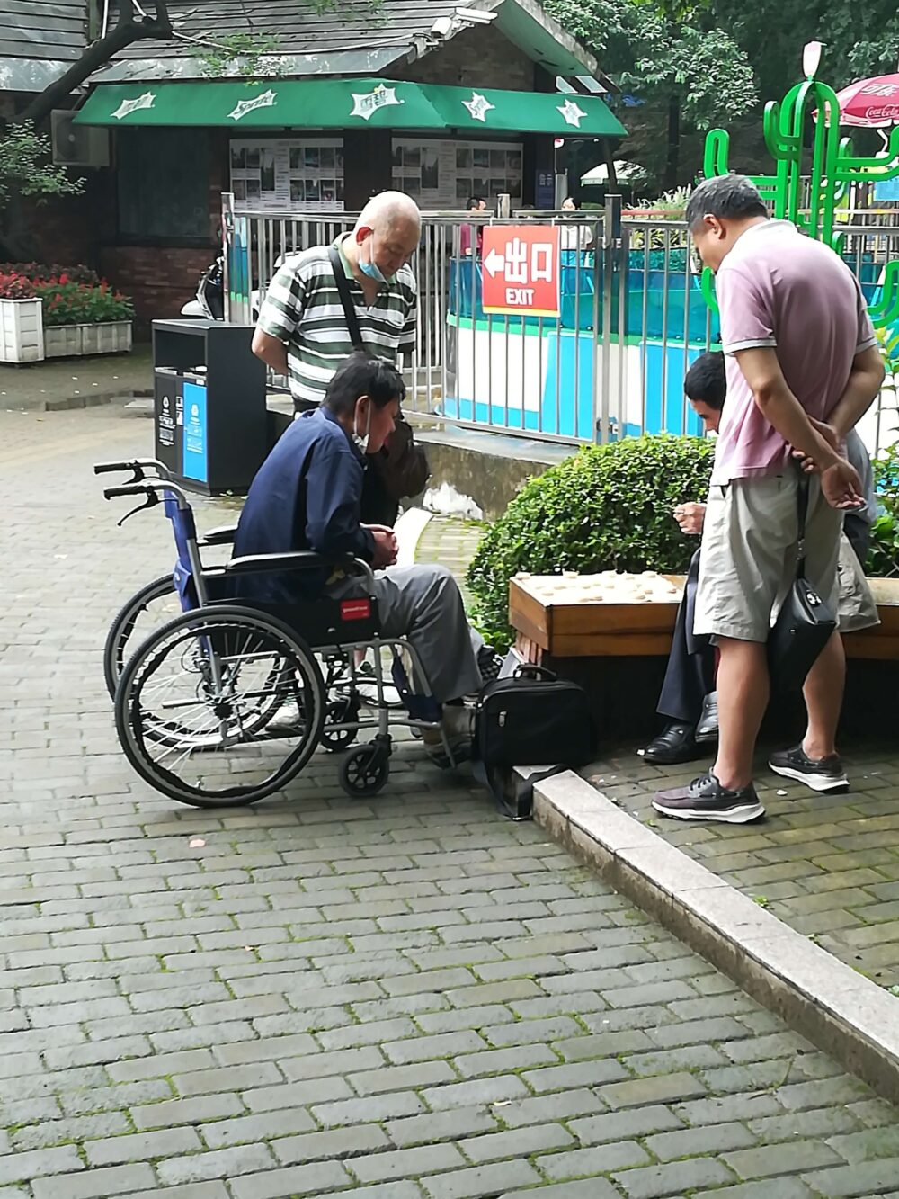 将棋をしている現地市民の様子