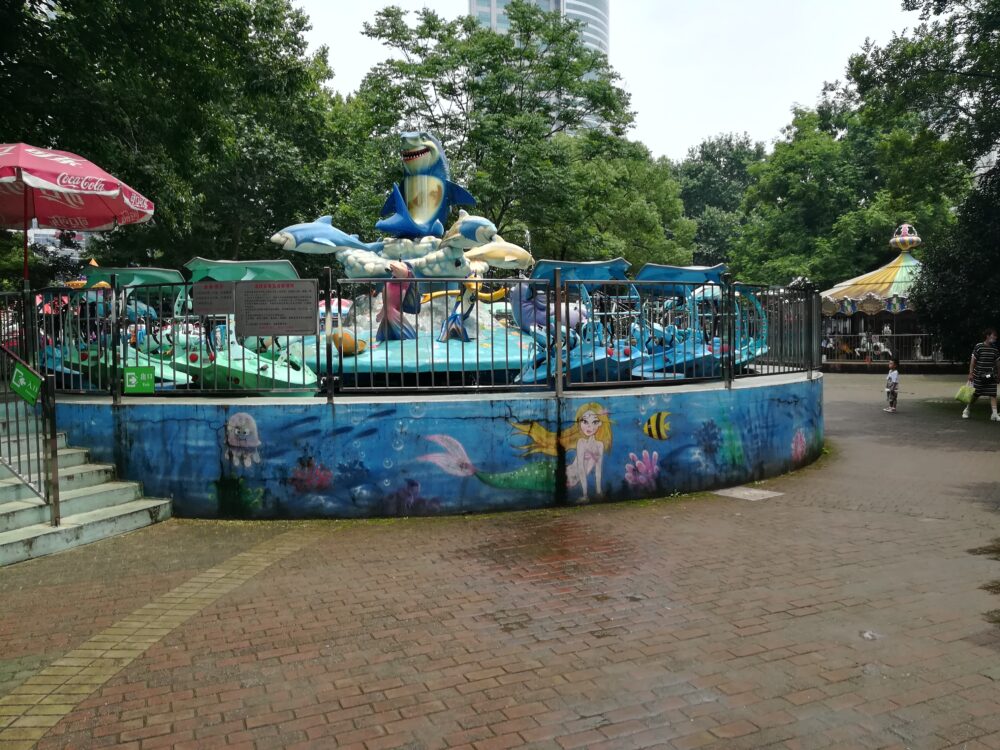 人民公園内での遊園地の様子の写真