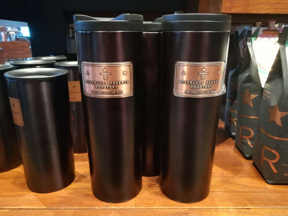 お土産におすすめのタンブラー399元(約6400円)の写真