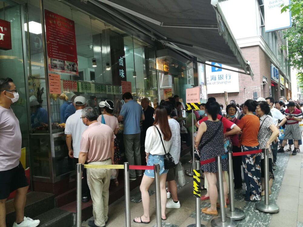光明邨大酒家の入店待ちの行列の様子の写真