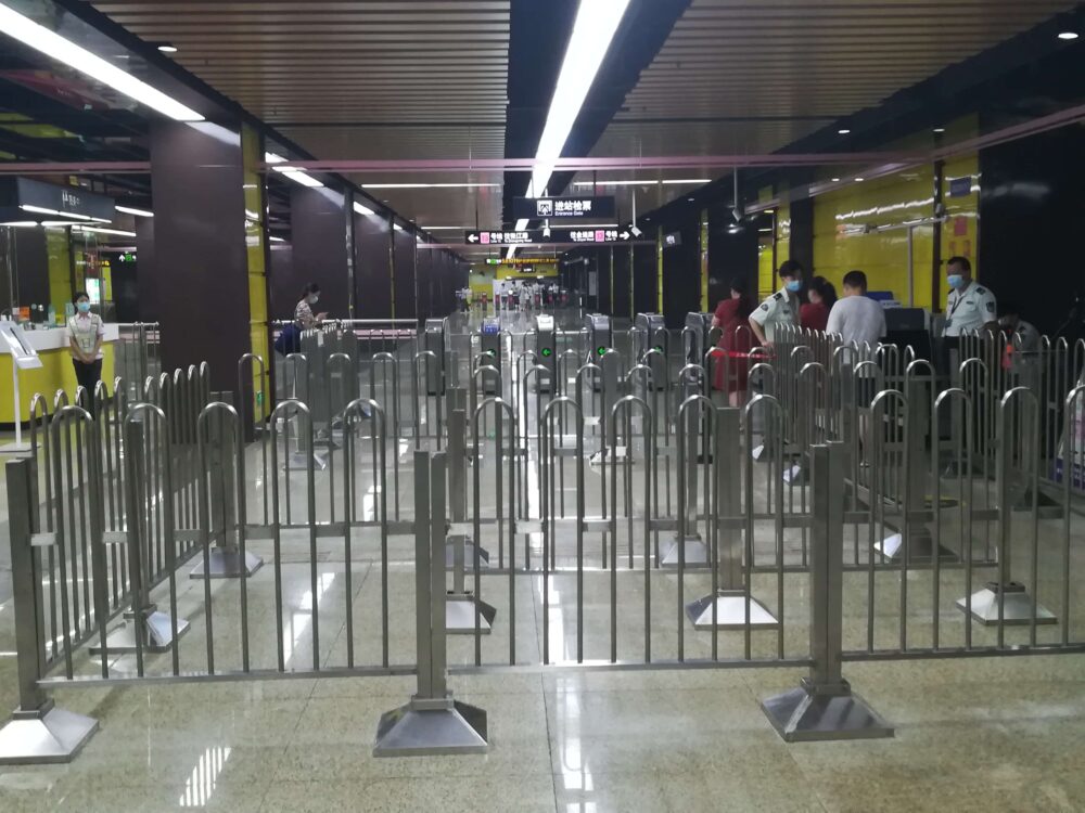 南京西路駅の13号線の改札口の様子の写真