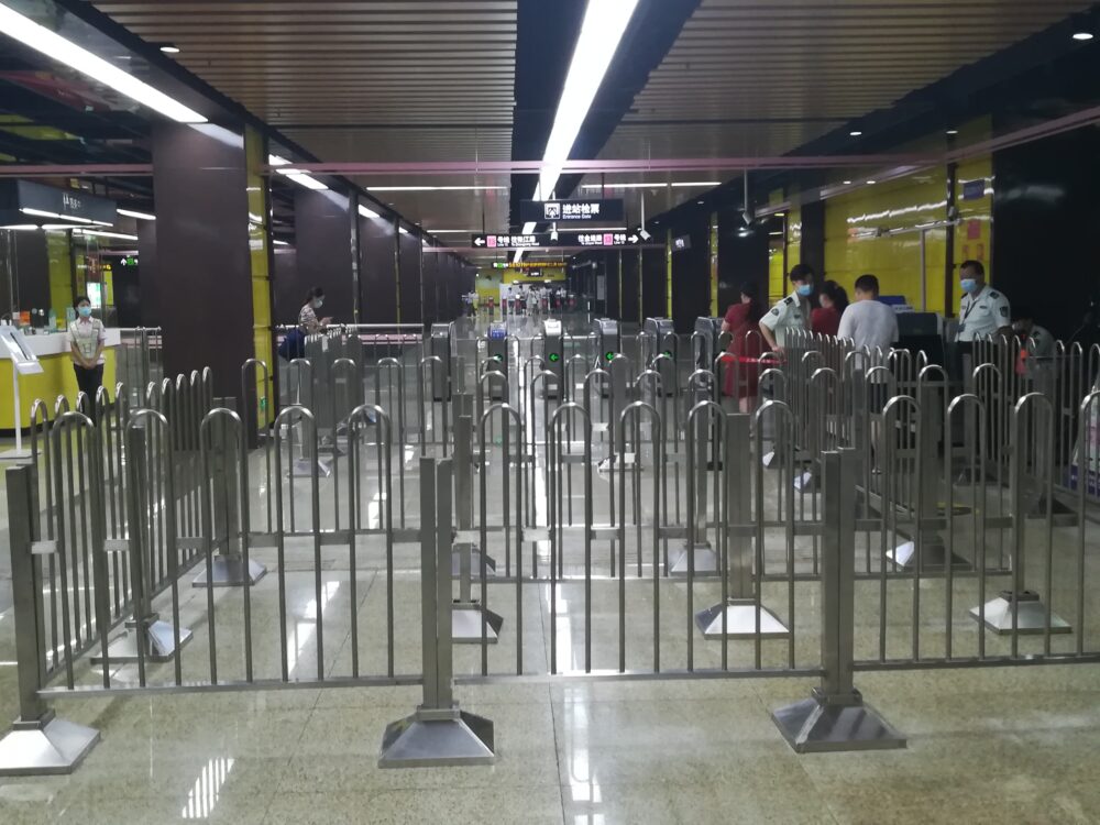 南京西路駅の13号線の改札口の様子の写真