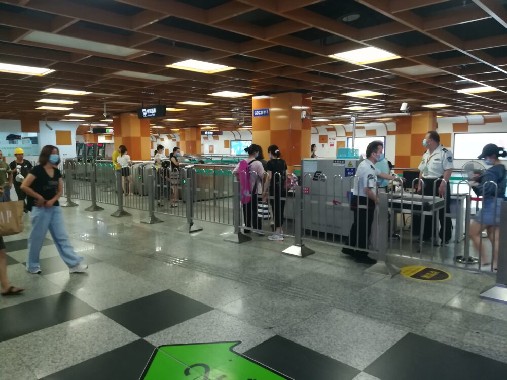 南京西路駅の12号線の改札口の様子の写真
