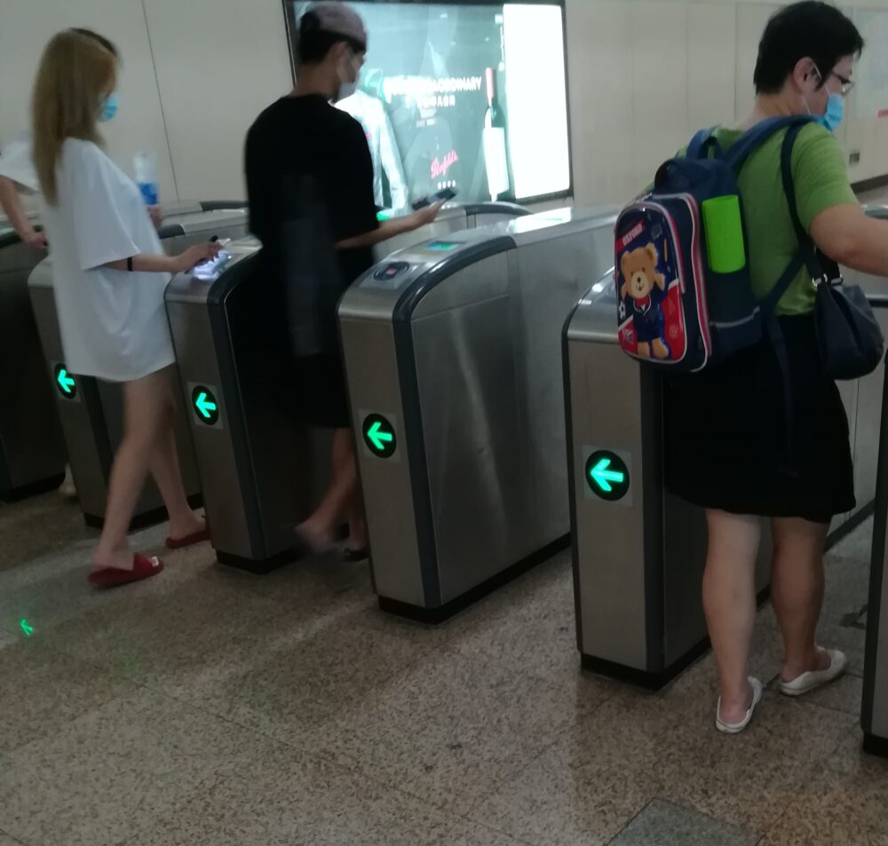 アリペイ(alipay)をかざすだけで改札を通過している様子の写真