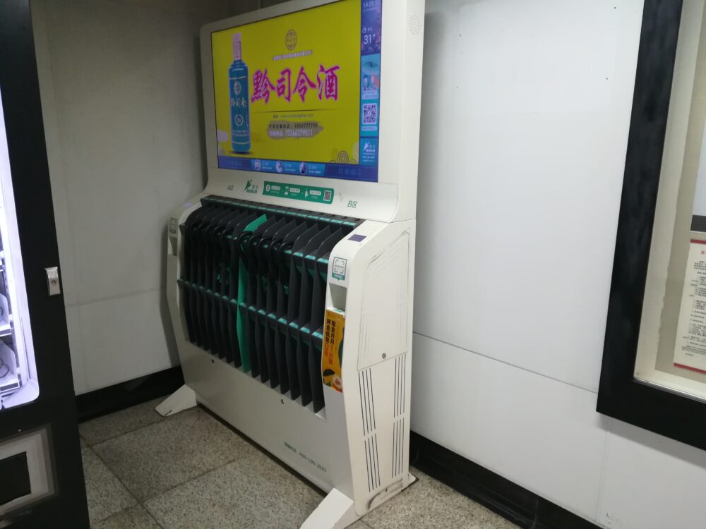 地下鉄構内のレンタル傘の写真