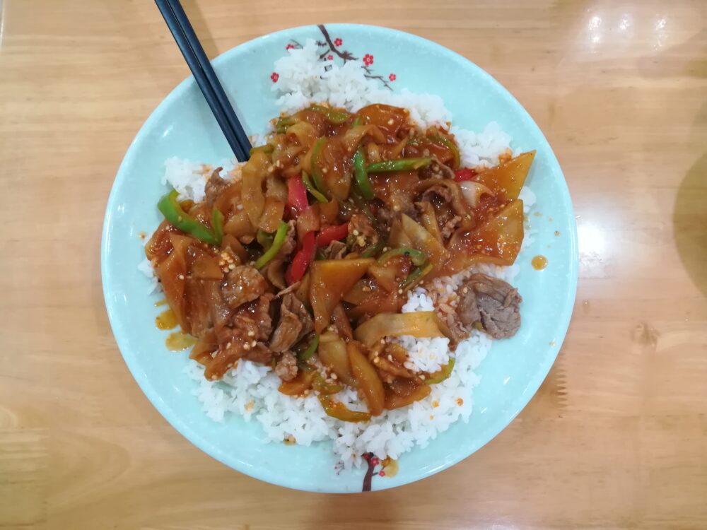 上海のローカルランチ 红烧牛肉盖浇饭20元(約320円)の写真