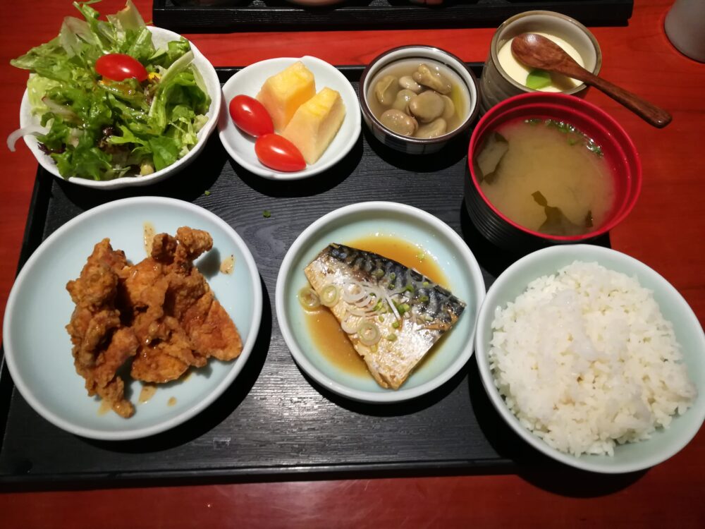 上海の日本食ランチ 鯖の味噌煮から揚げ定食48元(約770円)の写真