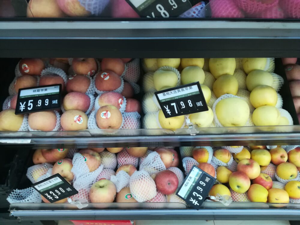 上海スーパー リンゴ3.9元~7.98元(約60円~130円の写真