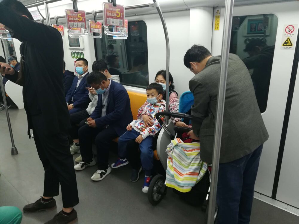 中国で世代を超えて子育てをする様子の写真