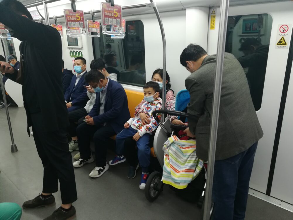 中国で世代を超えて子育てをする様子の写真
