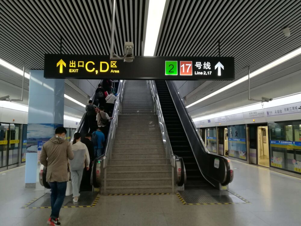 虹桥火车站(虹橋高速鉄道駅)で17号線に乗換えているときの様子の写真①