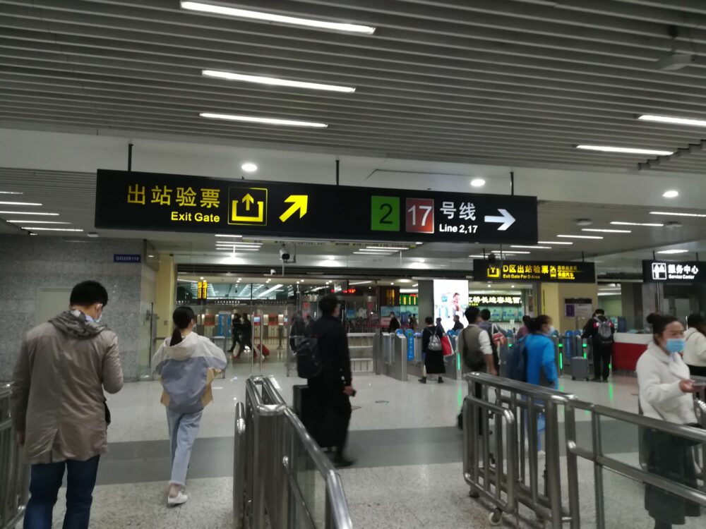 虹桥火车站(虹橋高速鉄道駅)で17号線に乗換えているときの様子の写真②