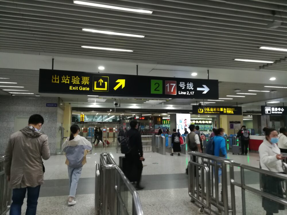 虹桥火车站(虹橋高速鉄道駅)で17号線に乗換えているときの様子の写真②