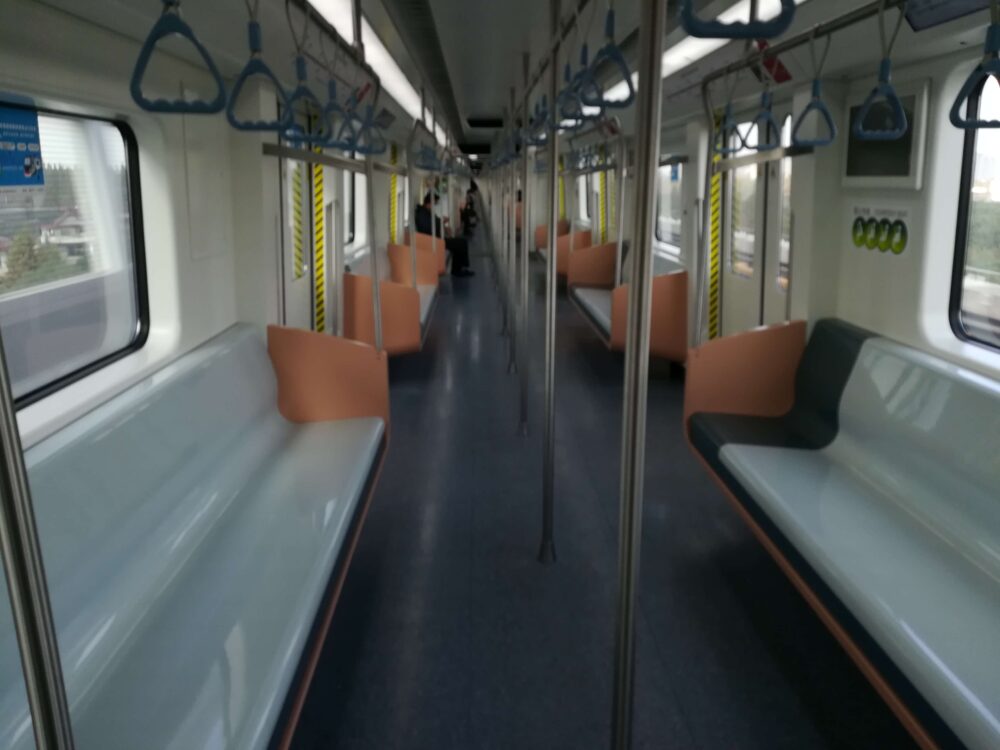 上海地下鉄17号線の車内がガラガラの様子の写真