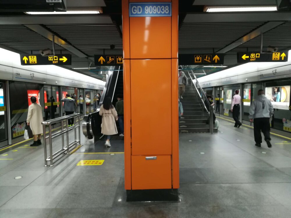 七宝駅で出口に向っているときの様子の写真