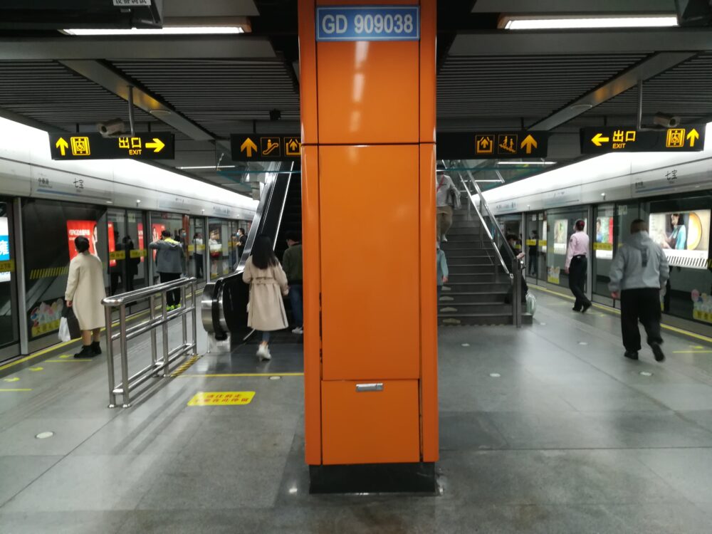 七宝駅で出口に向っているときの様子の写真