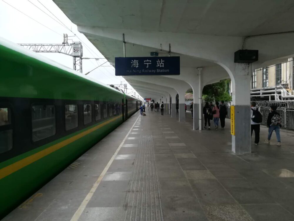 高速鉄道の海寧駅の様子の写真