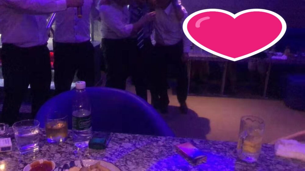 上海で飲み歩いている駐在員の写真
