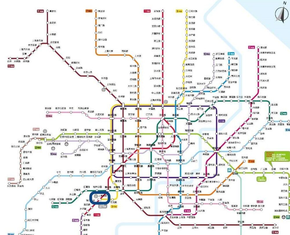 上海地下鉄のマップで上海南駅の場所を確認してい写真