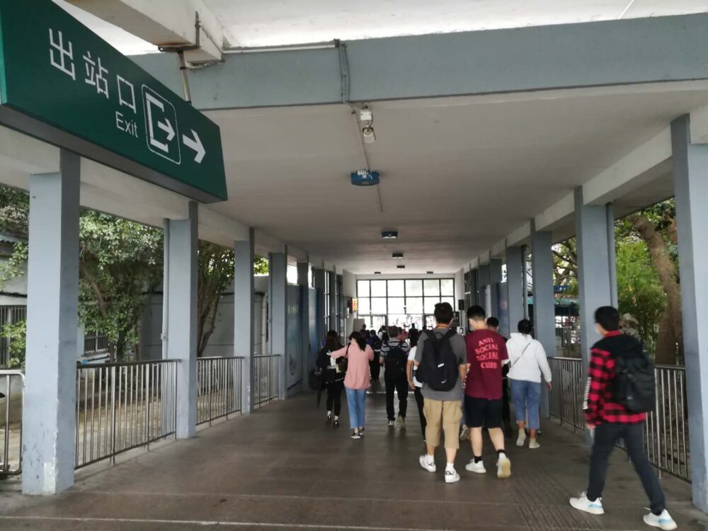 海寧駅の改札出口の様子の写真